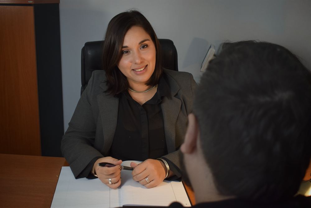 Dra. Nieves López en asesoramiento con cliente